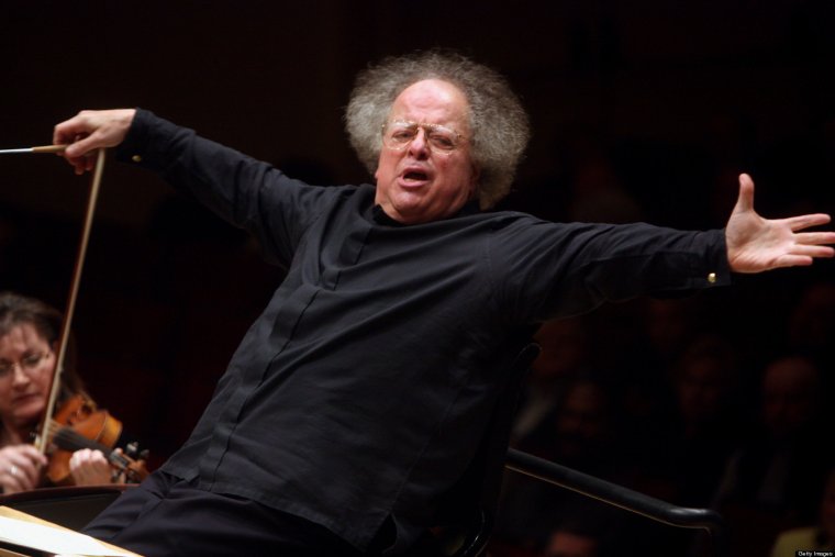 Джеймс Ливайн в полный рост дирижируший