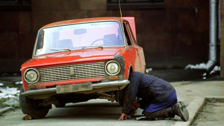 Чинит Жигули