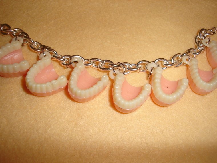 Бусы из зубов