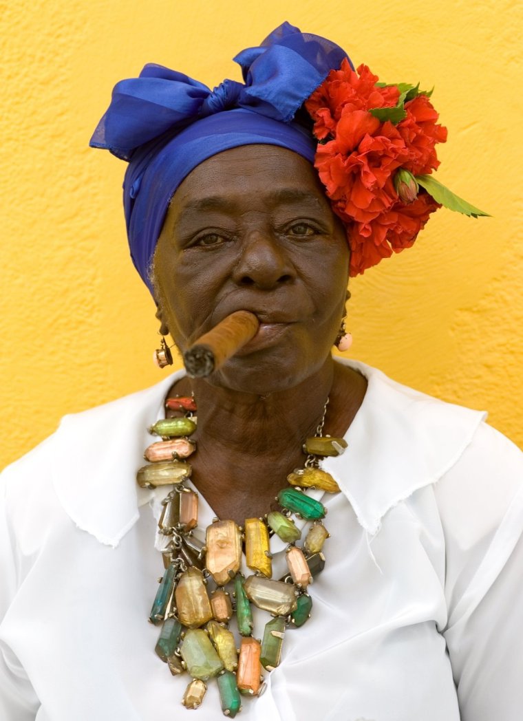 Кубинка с сигарой