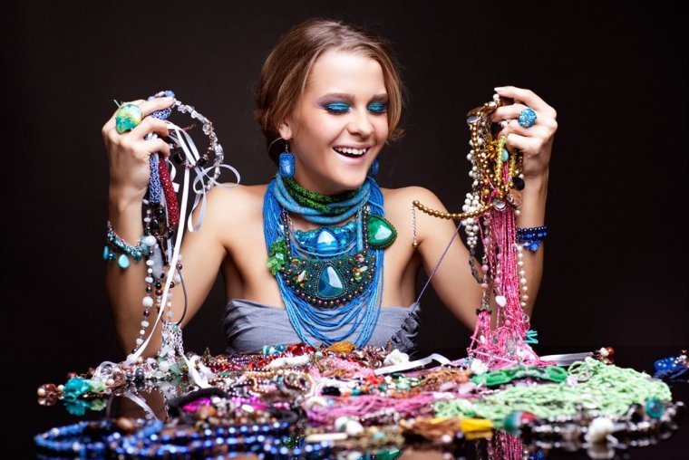 Девушка в украшениях