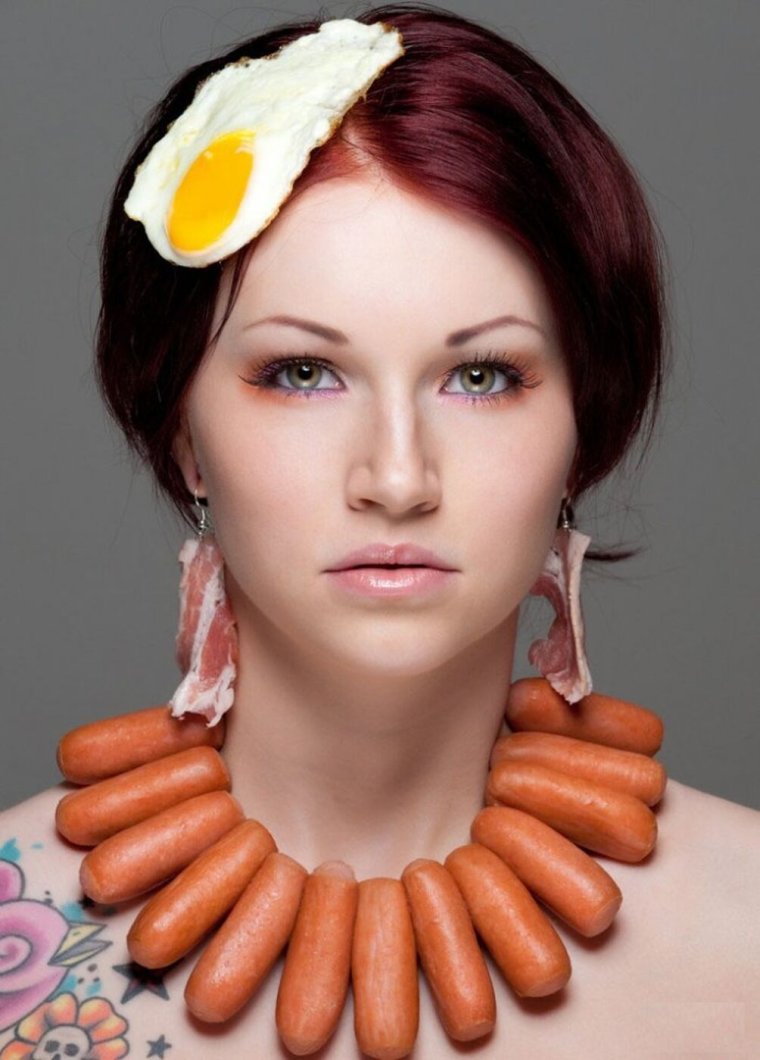 Девушка с колбасой