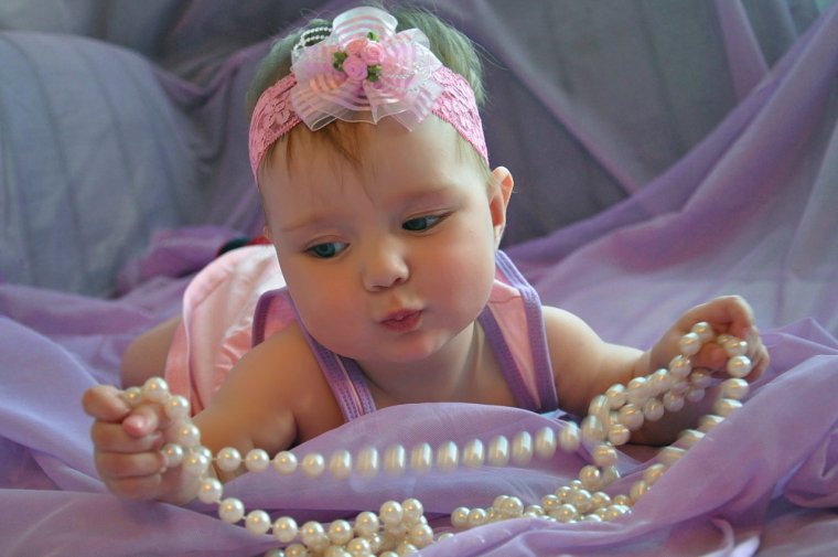 Малышка с бусами