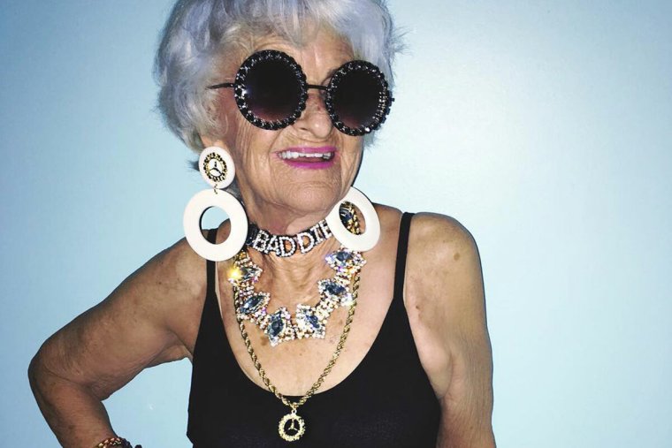 Накрашенные старые женщины