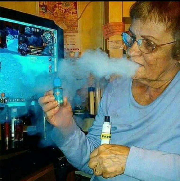 Бабушка с кальяном