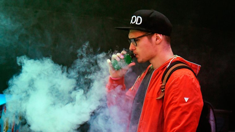 Человек с ВЕЙПОМ