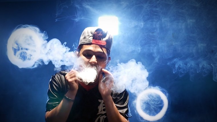 Парень с электронной сигаретой