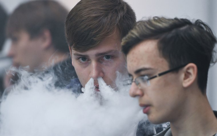 Подростки вейперы