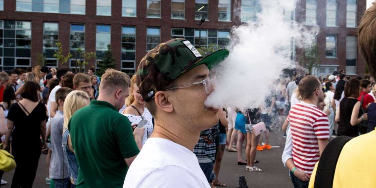 Вейперы на улице