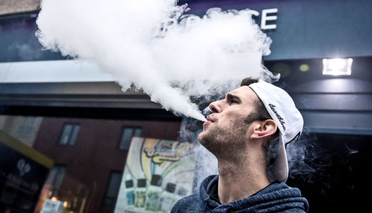 Парень с ВЕЙПОМ