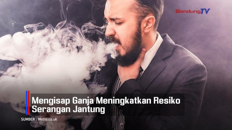 Человек курящий вейп