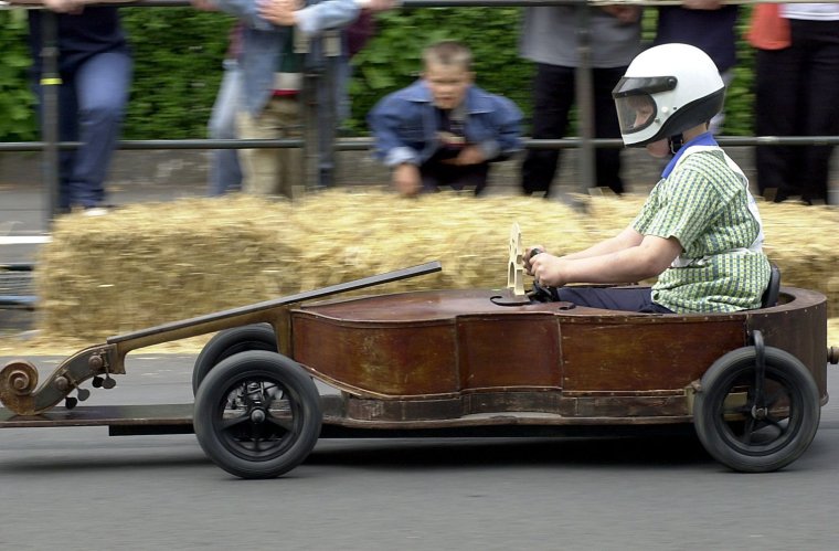 Обезьяна с музыкальным инструментом