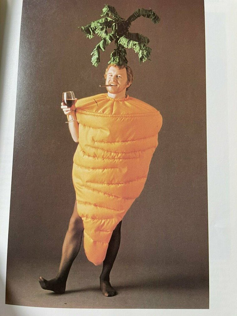 Мужик в костюме бабочки