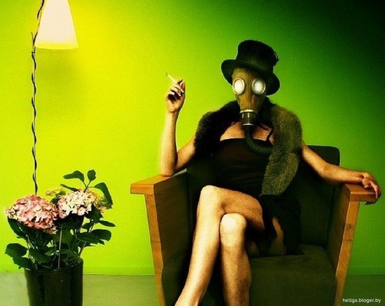 Девушка в противогазе