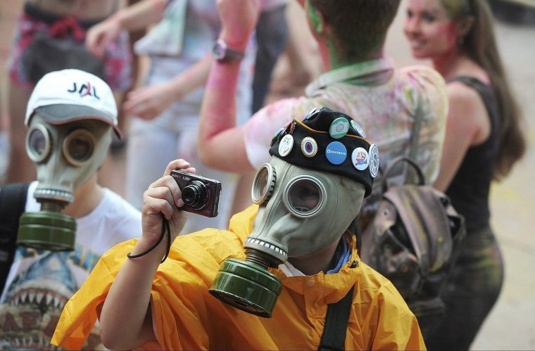 Подросток в противогазе