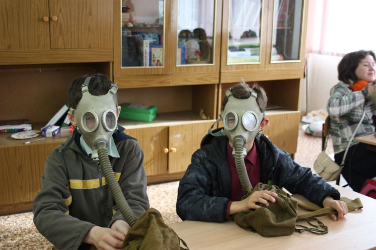 Школьники в противогазах