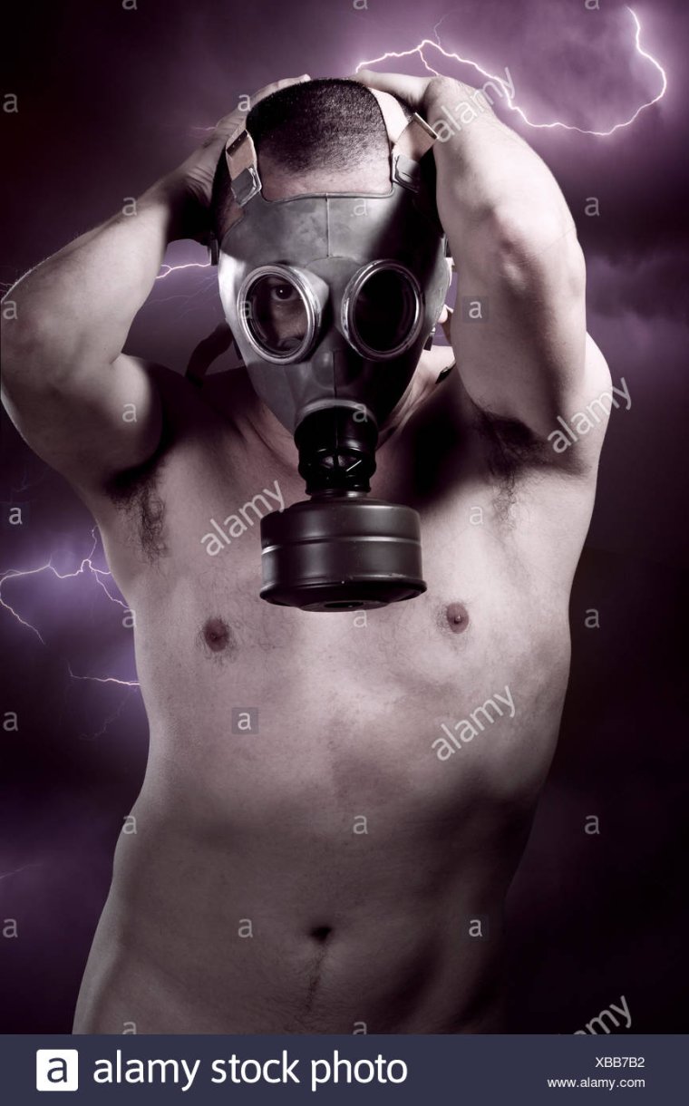 Голый мужик в противогазе