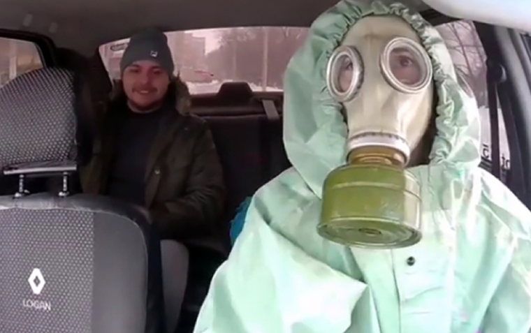 Водитель в противогазе