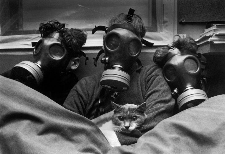 Семья в противогазах