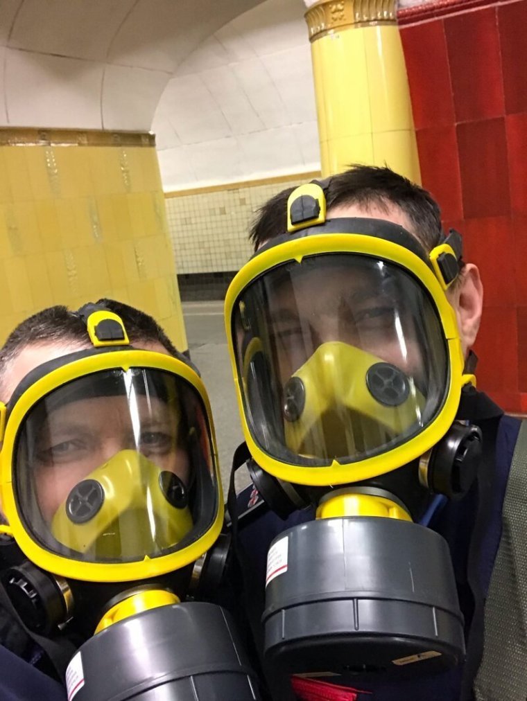 В противогазе в метро