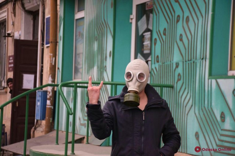 Люди в противогазах на улице