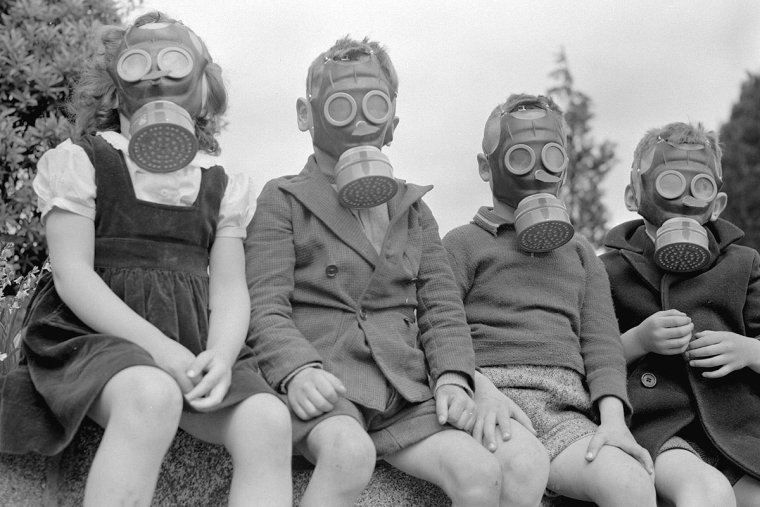 Дети в противогазах