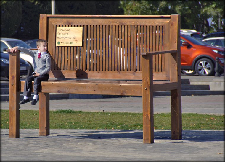 Человек спит на скамейке
