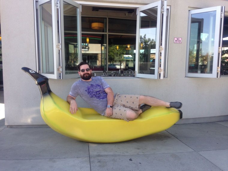 Скелет на скамейке ждет