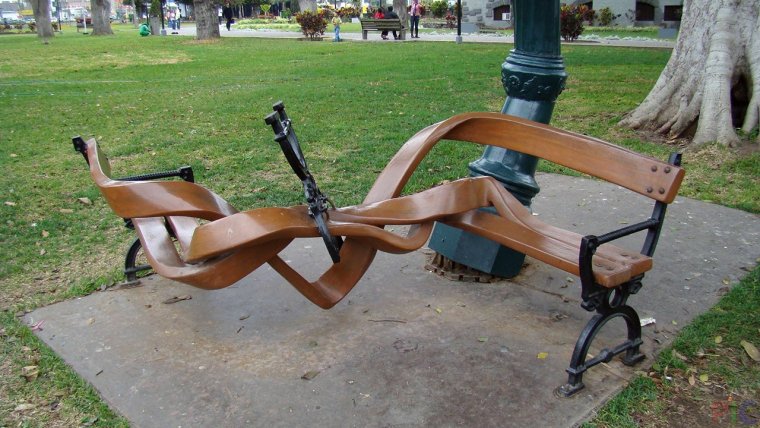 Девушка уснула на лавочке