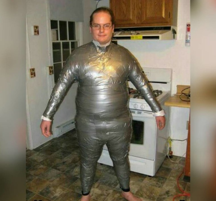 Костюм из скотча