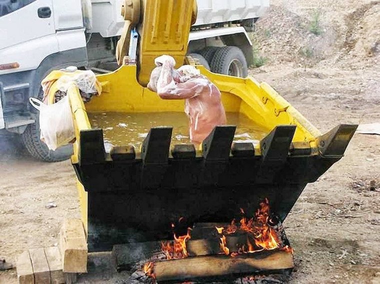 Купаются в ковше экскаватора