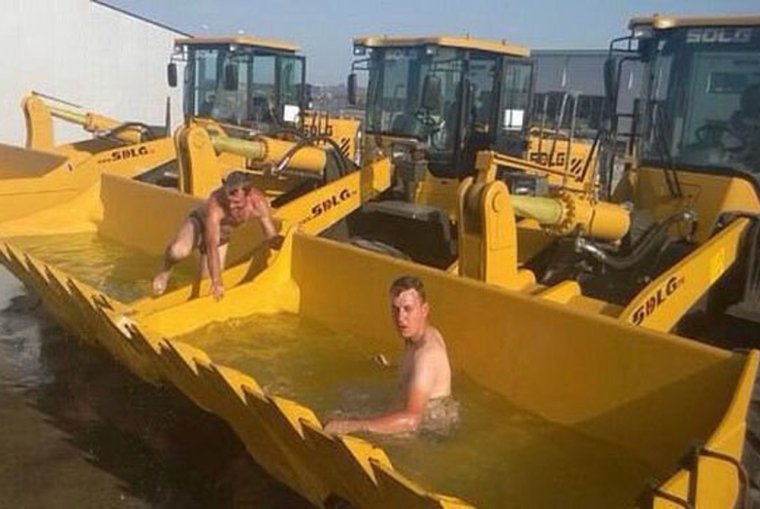 Бассейн в ковше экскаватора