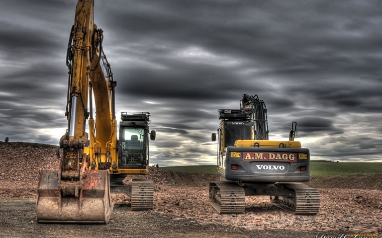 Девушка и экскаватор