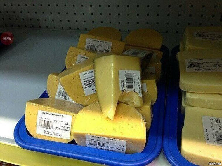 Кусок сыра в магазине
