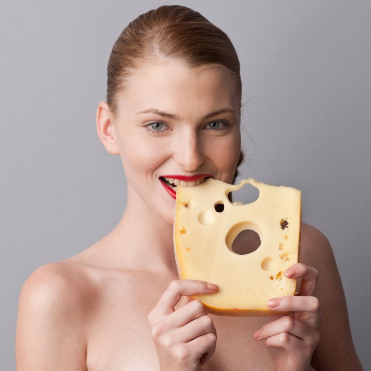 Девушка ест сыр