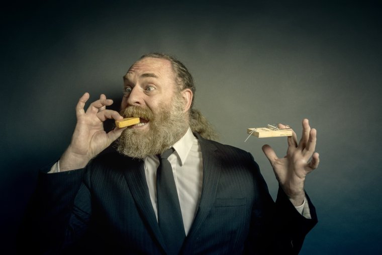 Человек ест сыр