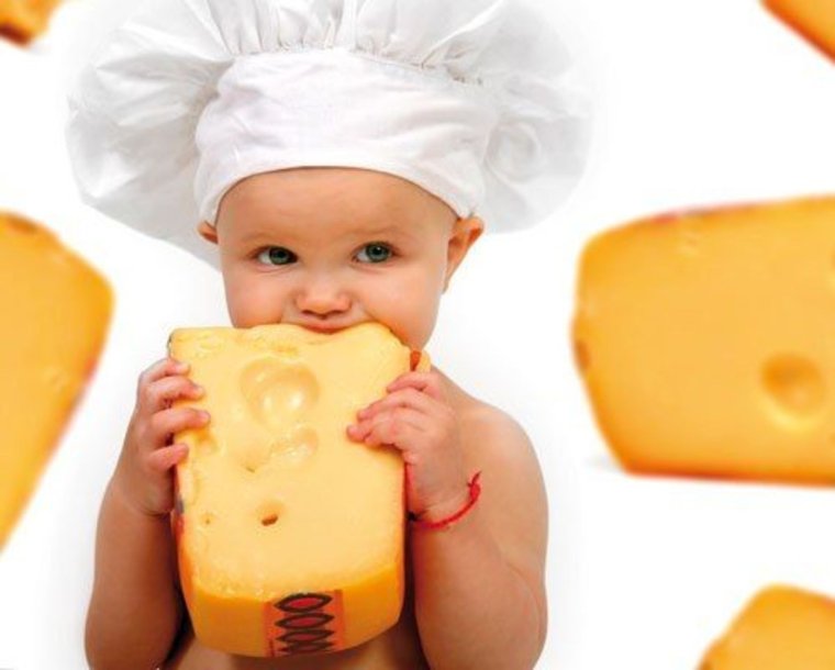 Ребенок ест сыр
