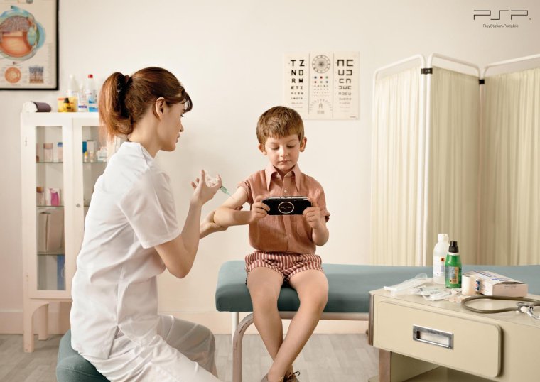 Девушка со шприцом