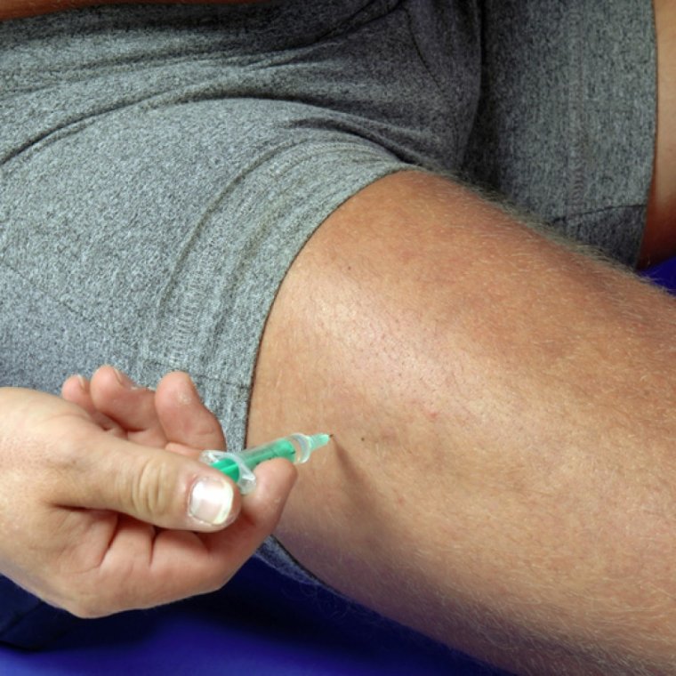 Доктор и пациент укол