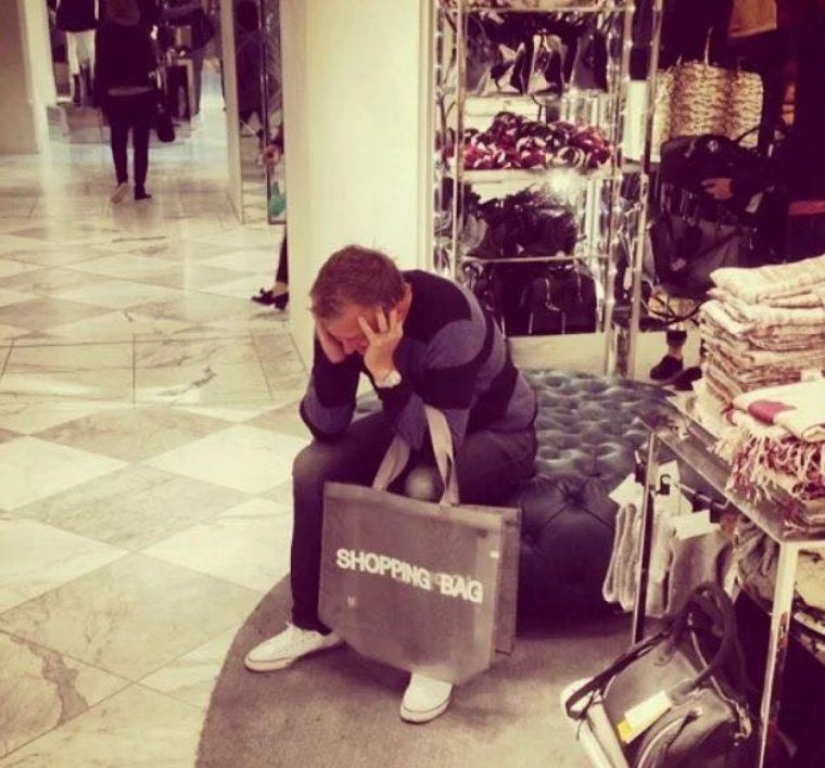 Мужчины ждут в магазине