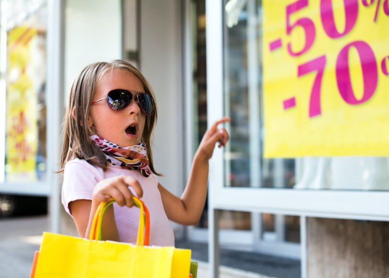 Ребенок в тележке супермаркета