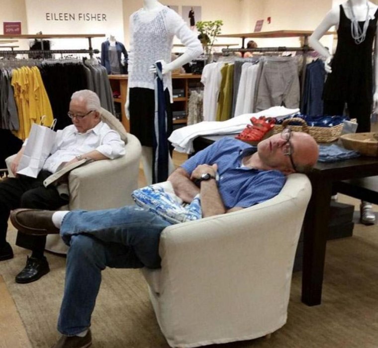 Мужчины на шопинге в ожидании