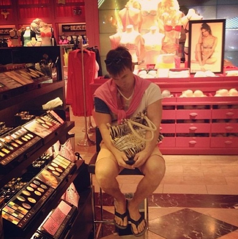 Мужчина ждет женщину в магазине