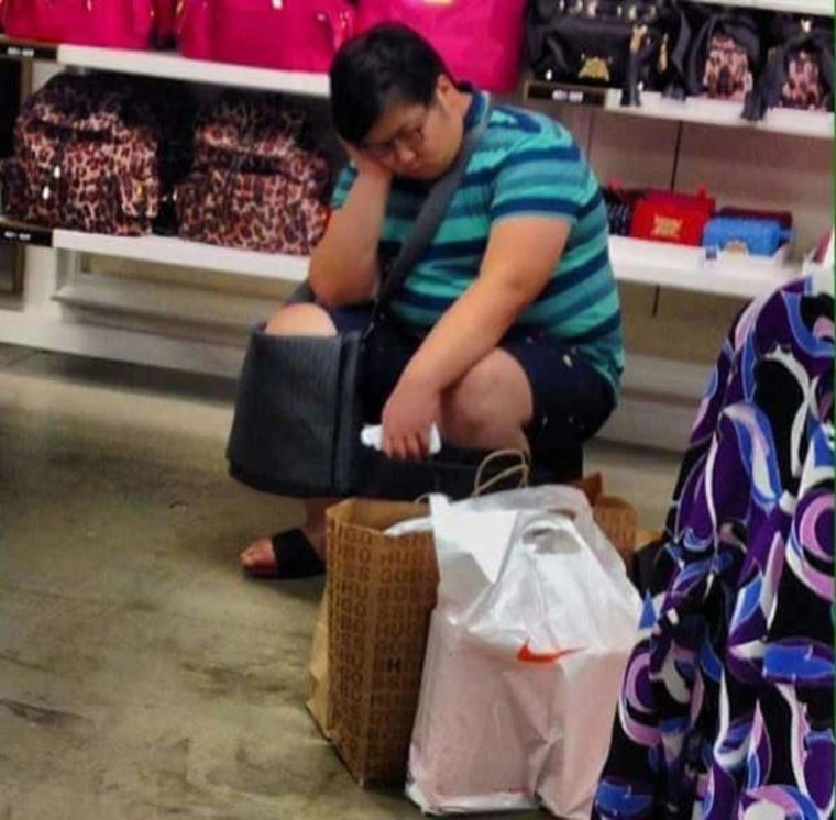 Мужчина ждет женщину в магазине