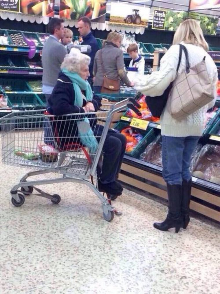 Смешные фотографии в магазине