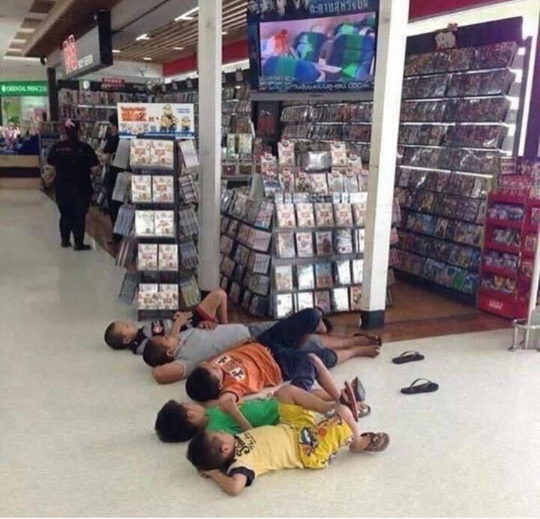 Девочка с пакетами из магазина