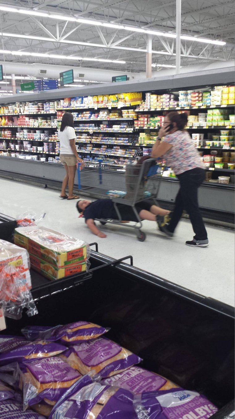 Мужчины на шопинге в ожидании