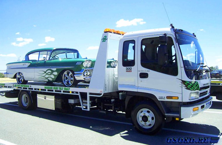 Машина на эвакуаторе