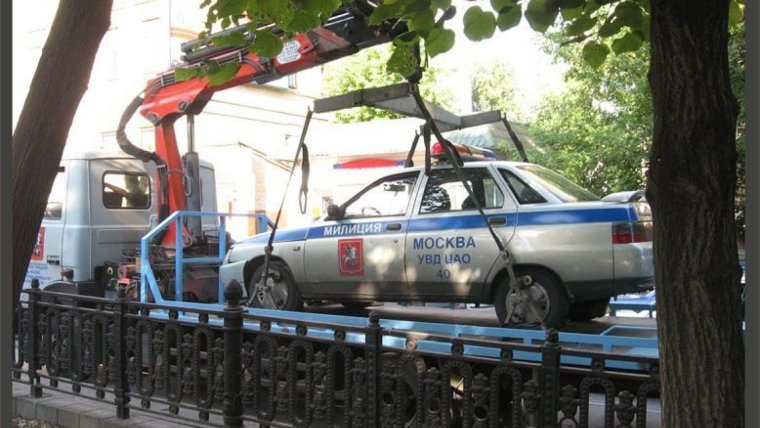 Эвакуатор грузит машину