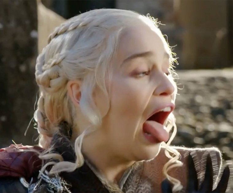 Эмилия Кларк гримасы